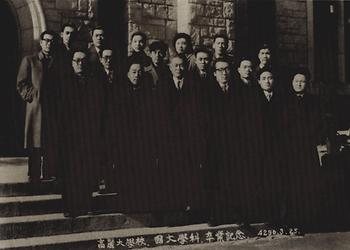 [석탑갤러리] 1957 국어국문학과 졸업식 단체사진 이미지