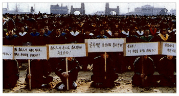 [석탑갤러리] 1985 김준엽 총장 사퇴 반대데모에서 학생들 이미지
